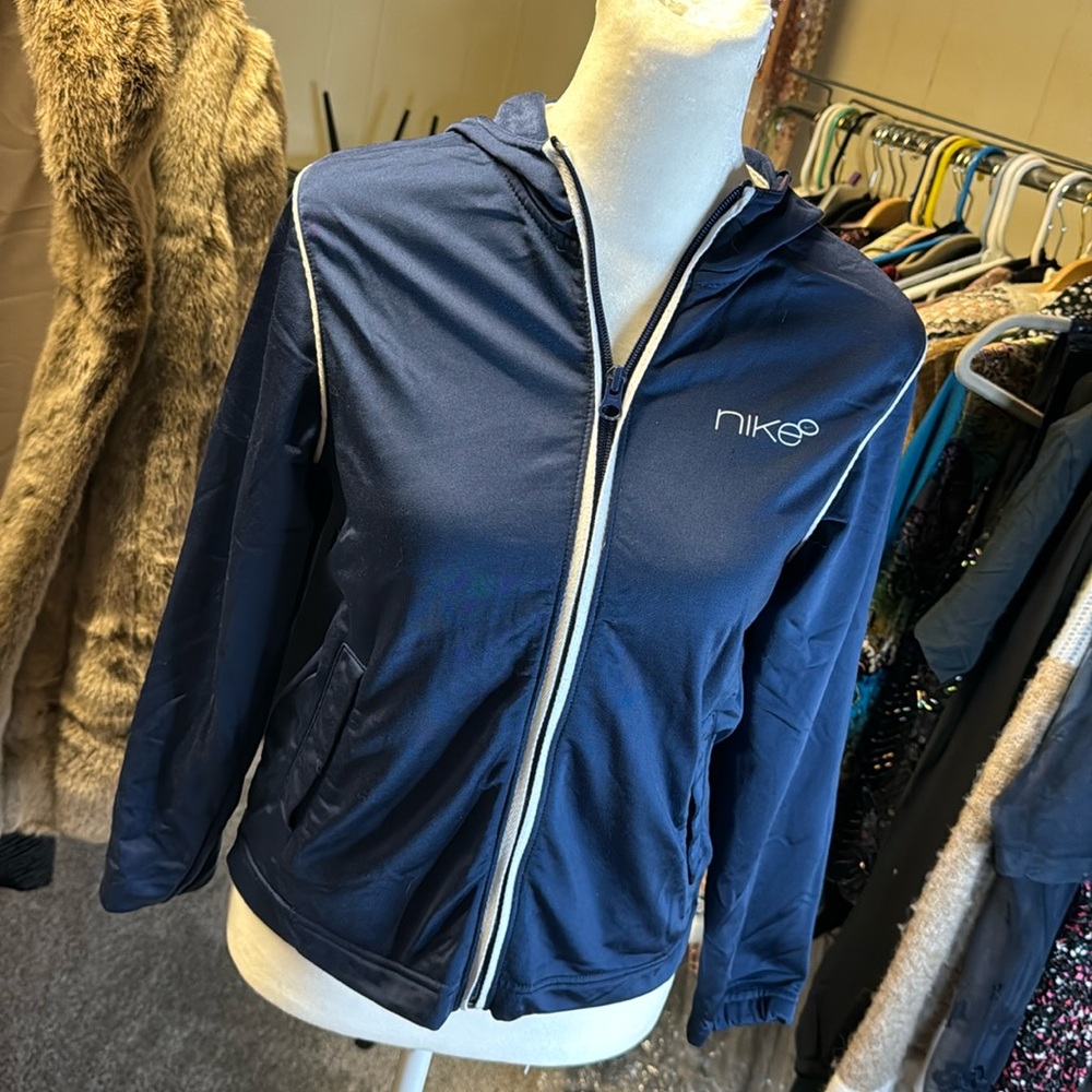 Nike Navy wind breaker jacket. EUC children’s M10-12